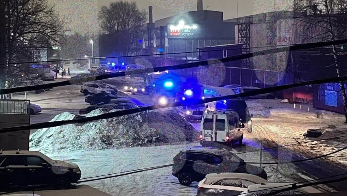     Обломки сбитого украинского беспилотника рухнули на территорию нефтеперерабатывающего завода на Глухоозёрском шоссе и повредили цистерны. На место прибыли экстренные службы.