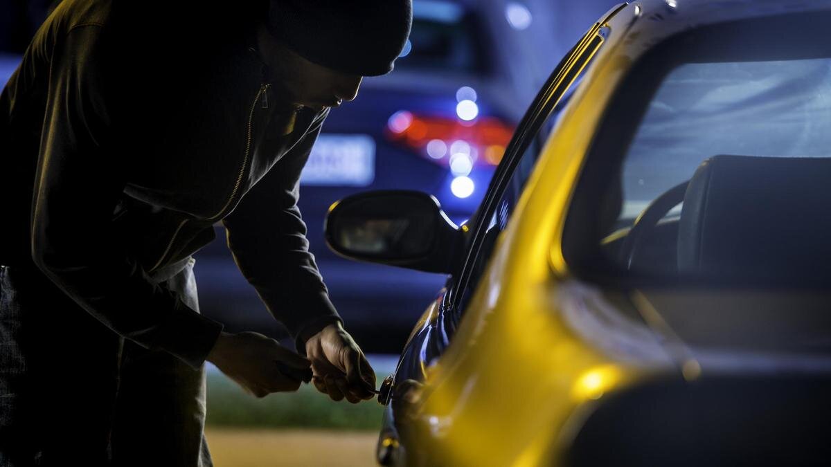    Мужчина вскрывает замок автомобиля:vm/Getty Images