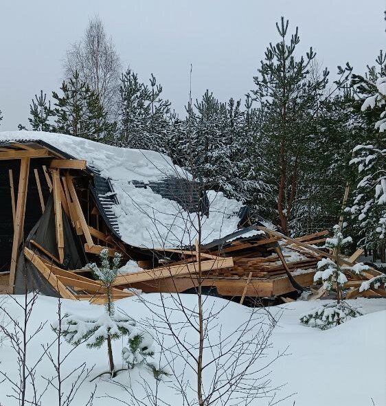 Представляете веселье: заходите глянуть как стройка идет, а вам на голову крыша падает!