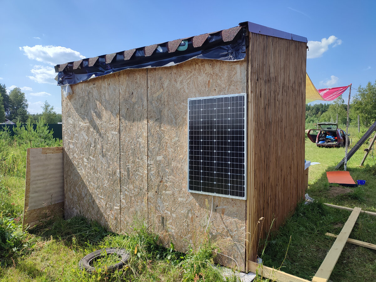 А вот и беседка, как видно на фото с электричеством от солнца, и инновационной подложкой под кровлей под названием б.у. баннер :)
Штакетник с морилкой справа выглядит по-моему неплохо, с других сторон я хотел испробовать другие способы отделки, но руки пока так и не дошли.