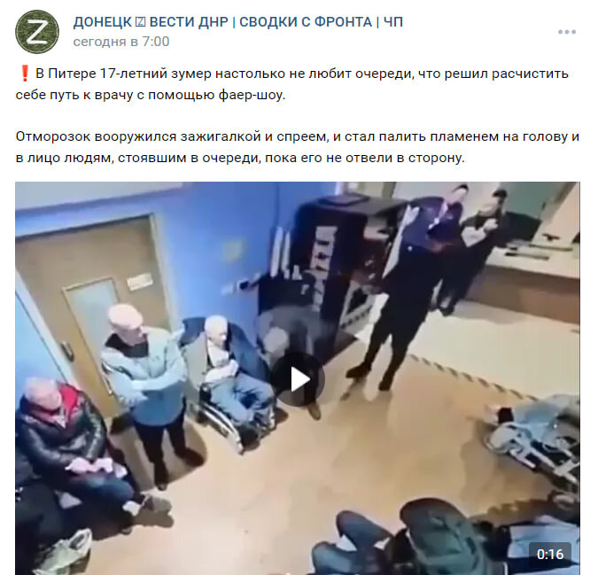 Парень облокотился на стену. Парень в черной крутке. Человек у стены. Леонардо ди каприо в костюме. Стоял у парней.