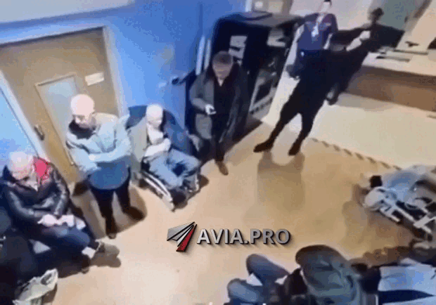 Очередь в эрмитаж летом. Очередь в дворец бракосочетания на английской набережной. Санкт петербург очередь. Очередь в эрмитаж 2023г. Очередь в музеи спб.