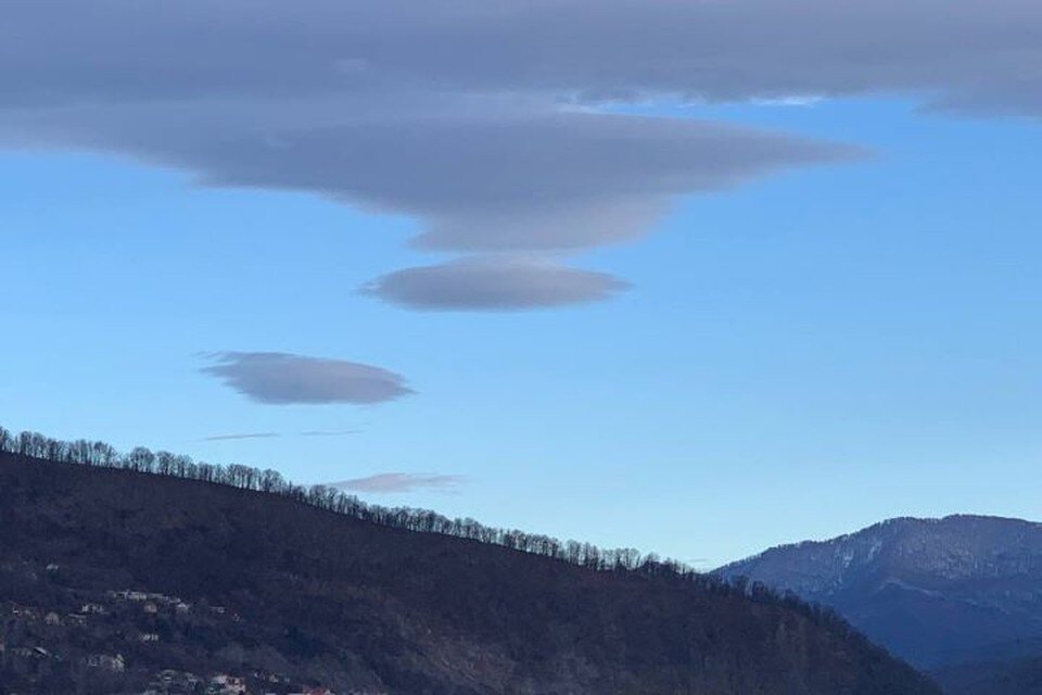 маленькое стихотворение про облака. девушка летит. стихи о небе и облаках. облако цитата. про облака высказывания.