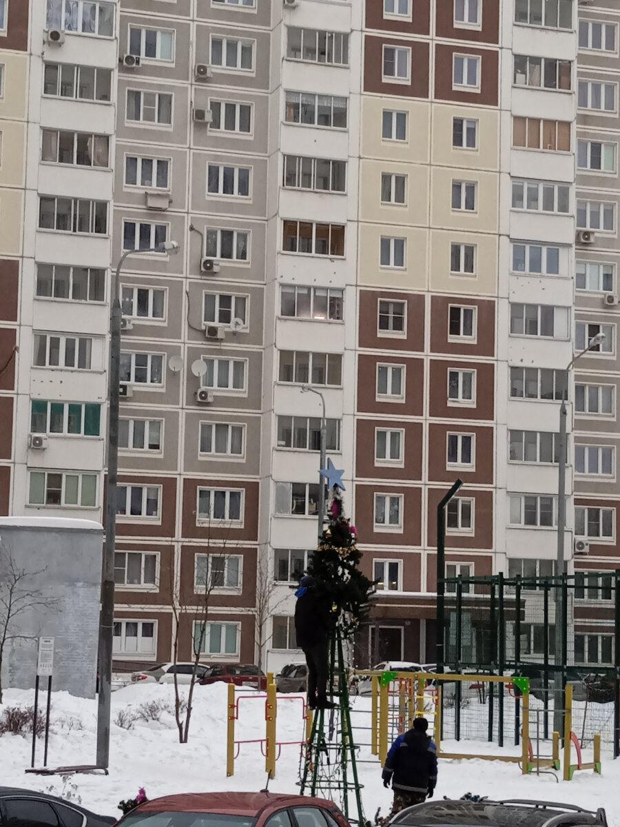 Разбирают ёлку. Фото автора. 