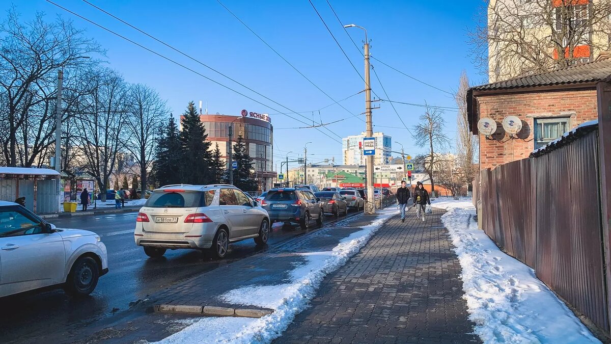     В паблике «Инцидент Омск» в соцсети «ВКонтакте» местный житель поделился фото, на котором запечатлено, как водители выталкивают машины. Из-за образовавшейся колеи транспорт не смог самостоятельно выехать.