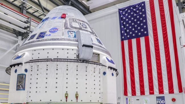     Капсула Boeing Starliner, которая отправится в испытательный полёт с экипажем к МКС в апреле 2024 года. Источник: Boeing / John Grant