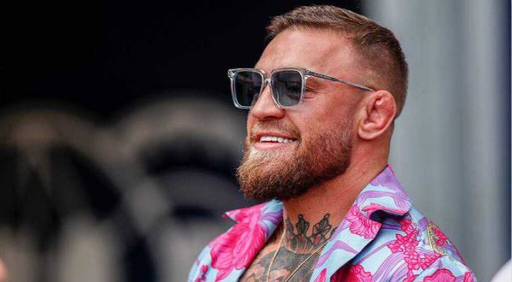 Известный в мире смешанных единоборств тренер Рэй Лонго высказался предположение по поводу того, почему бывший чемпион UFC в двух весовых категориях Конор МакГрегор до сих пор не завершил свою бойцовскую карьеру.«Если честно, я не думаю, что дело в деньгах. Конор — боец. Он даже проигрывает правильно — говорит правильные вещи. Помимо того, что он боец, он еще и классный актер. Я думаю, что трешток, все эти развлечения, они нравятся ему больше всего. Думаю, поэтому он все еще в игре», — заявил специалист.Напомним, ранее Конор МакГрегор и Майкл Чендлер договорились подраться в главном поединке UFC 300, который пройдет 13 апреля в Лас-Вегасе.