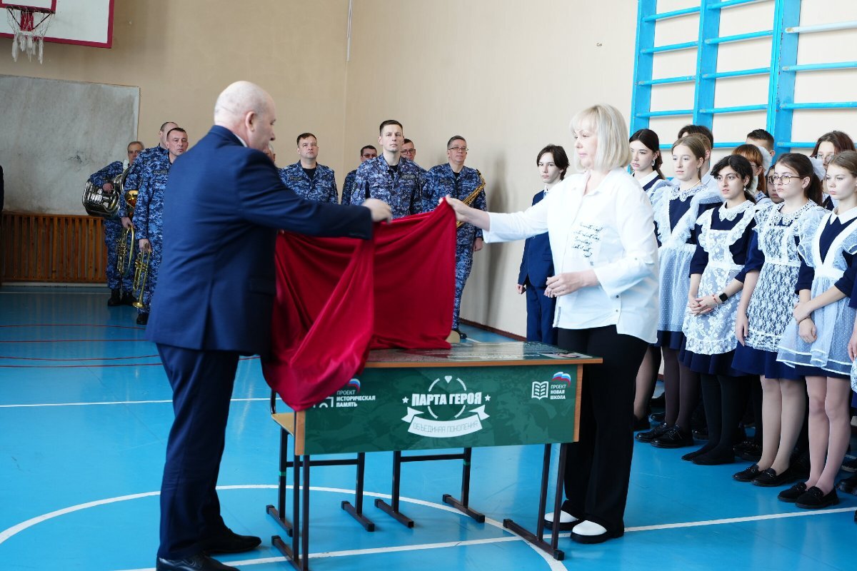    В Хабаровске открыли «Парту Героя» в честь бойца СОБР, погибшего в Чечне