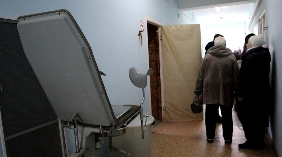 дети терпят в туалет. девочки. туалетная комната в школе. мальчик на унитазе. ребенок на унитазе.