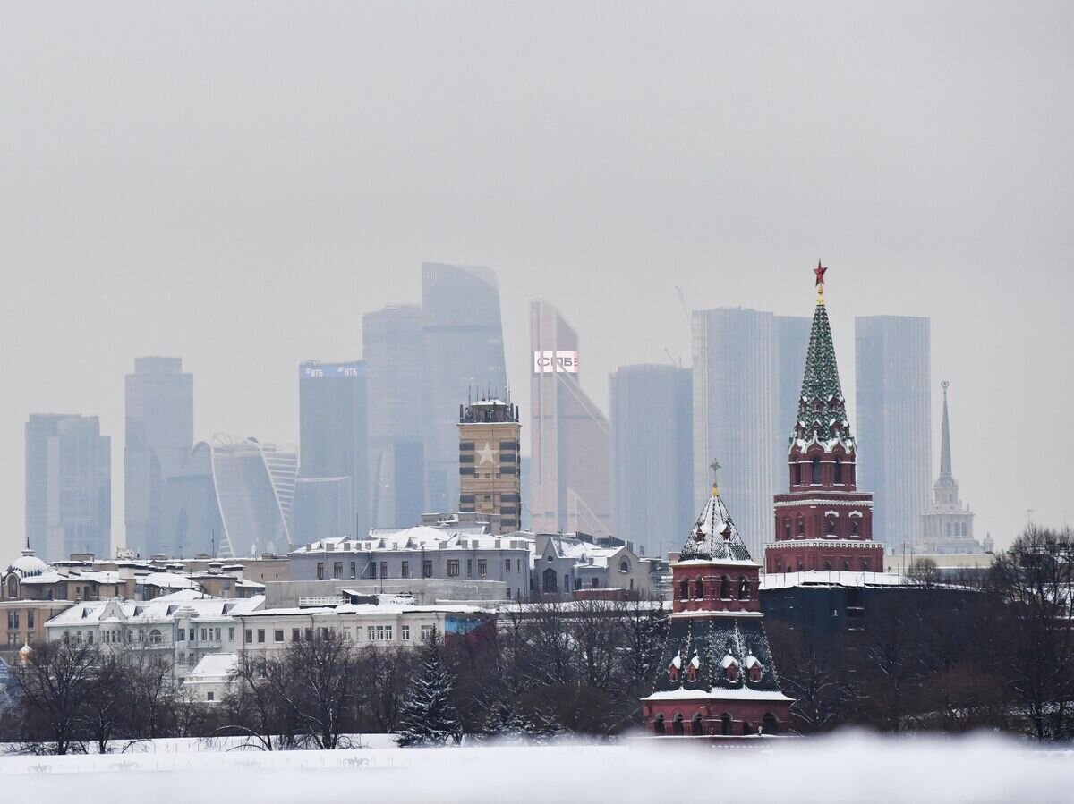    Московский Кремль и небоскребы делового центра "Москва-сити" (на дальнем плане)© РИА Новости / Наталья Селиверстова