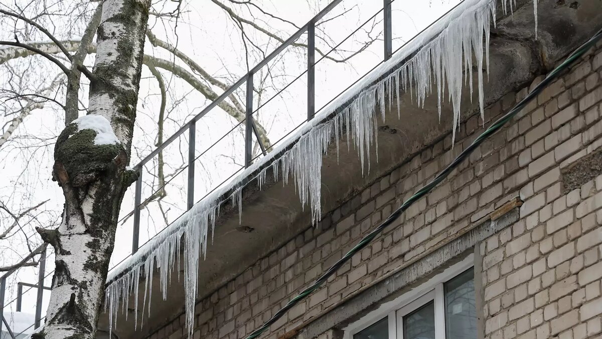     Жители Нижнего Новгорода обеспокоены появлением огромных сосулек и снежных навесов на городских зданиях. Свои недовольства граждане высказывают в соцсетях.