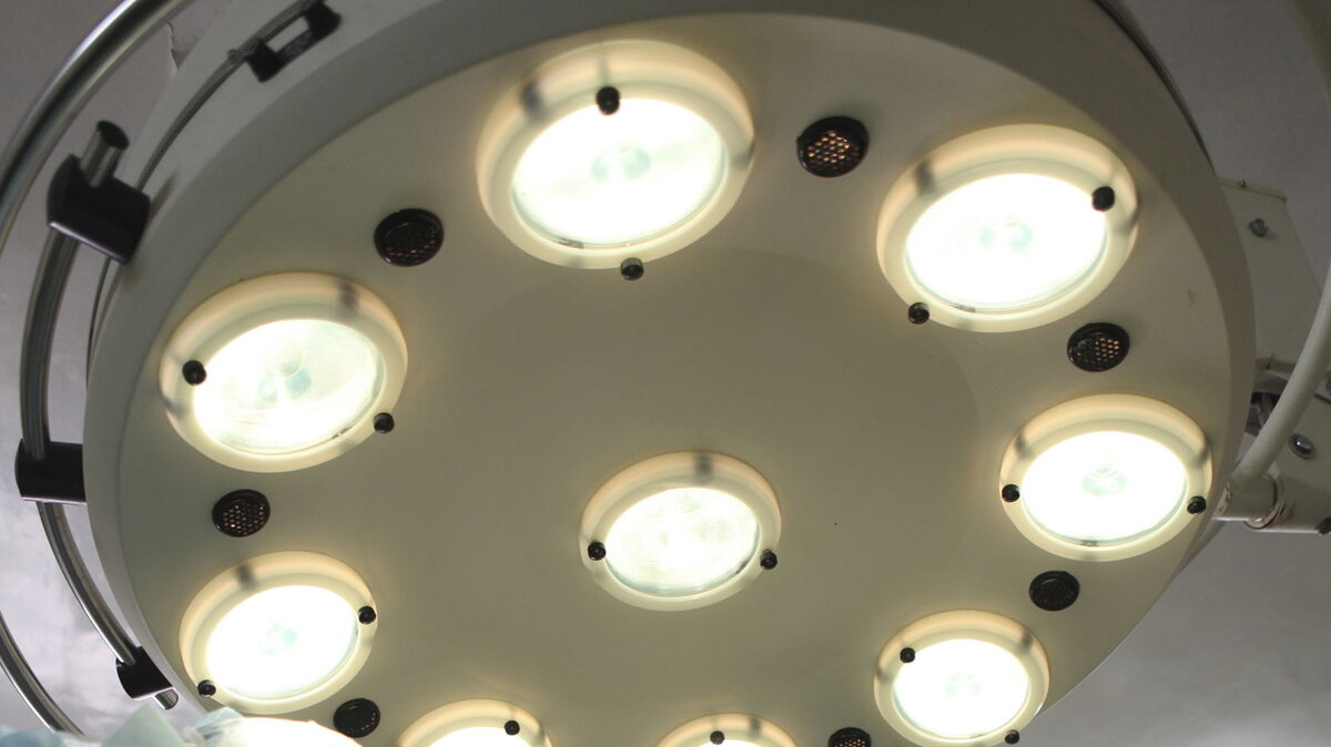 Обесцвечивание кожи лица. Белизна на кончиков пальцев. Бледные губы. Дистальный гипергидроз. Хоста хлороз.