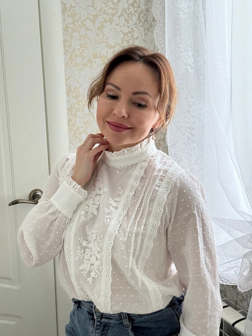 Это хозяйка школы Венера в винтажной блузке "Шарлотта"