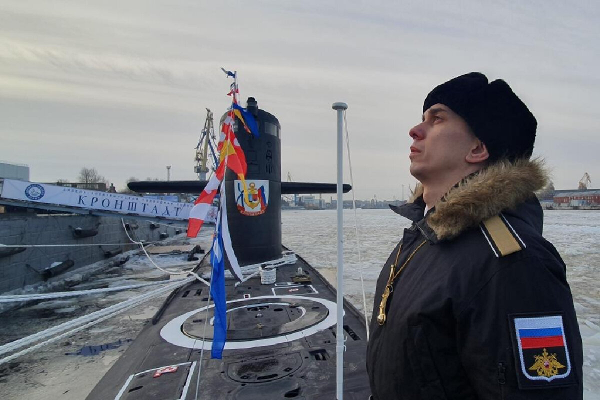 Лодка шла 6. Моторная лодка шла 4 часа по течению и 5 часов. Задачи на движение по реке таблица. Задачка про корабль. Задачи на движение лодки.