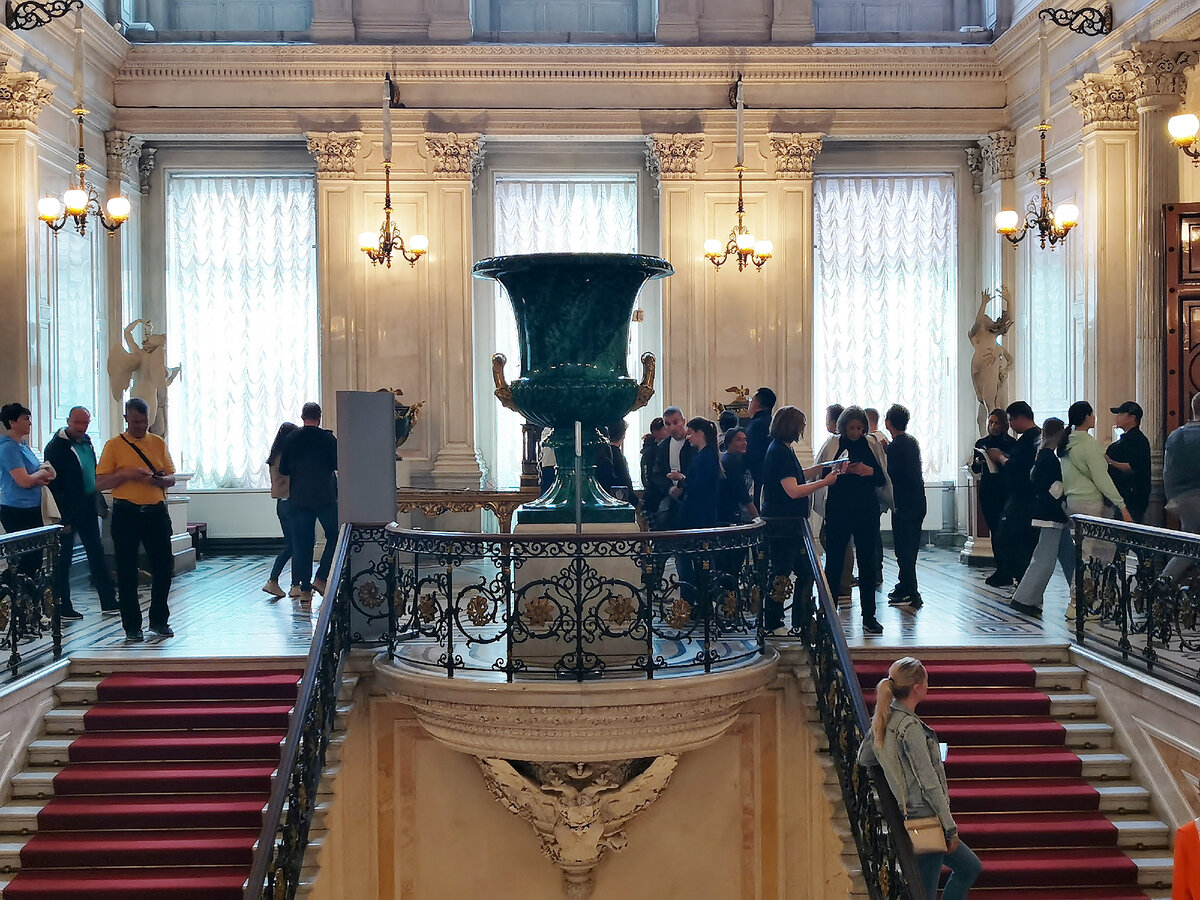 Малахитовая ваза, изготовлена в 1843 году на Урале, в Екатеринбурге. Фото автора.