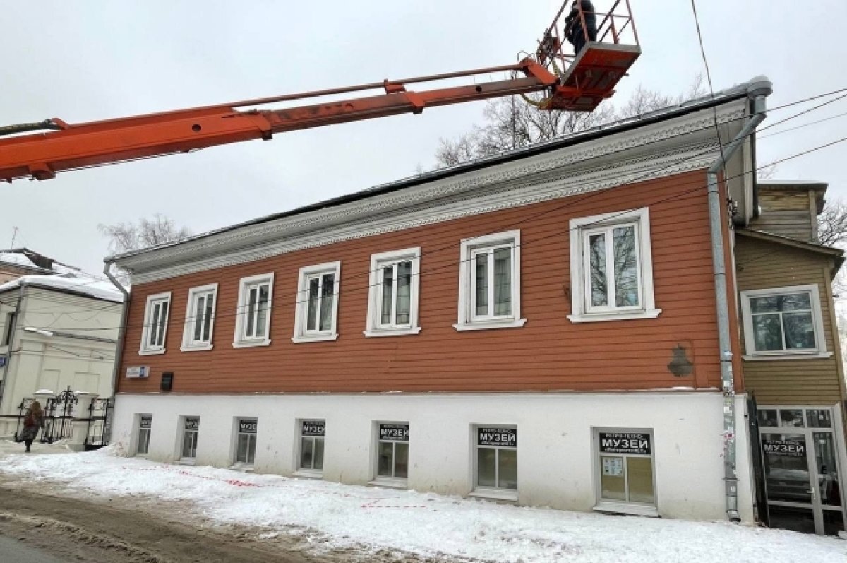    В Твери очистили от снега крышу, где накануне пострадала женщина