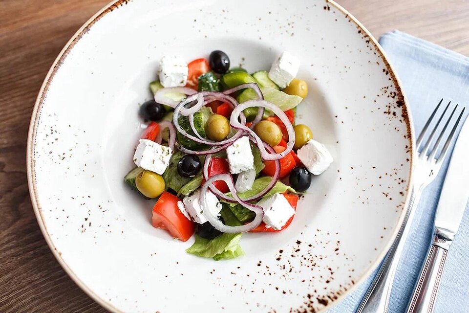 свежие овощи с маслом. овощной салат с подсолнечным маслом. фруктово овощной салат. салат из сырых овощей. овощной салат.