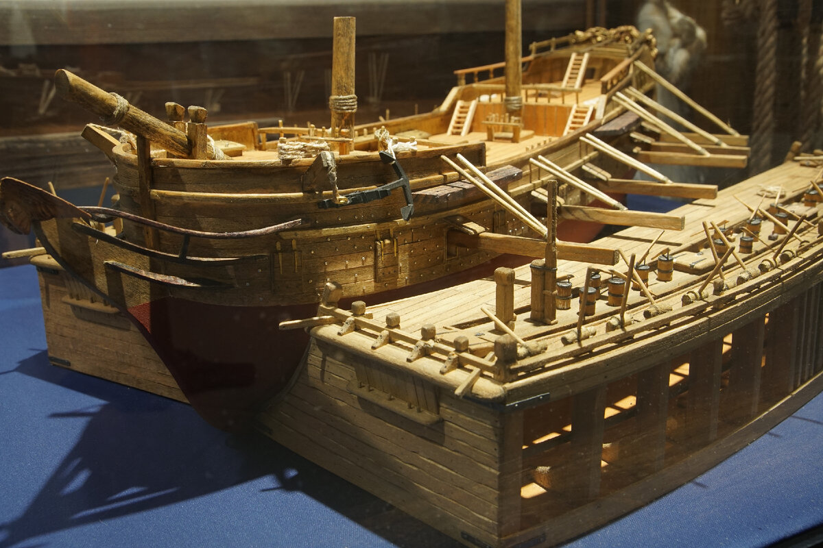 История создания первой книги. Исаак меррит зингер швейная машинка. Создать первый в истории. Кто создал первый радиоприемник. Изобретатель машинки исаак зингер.