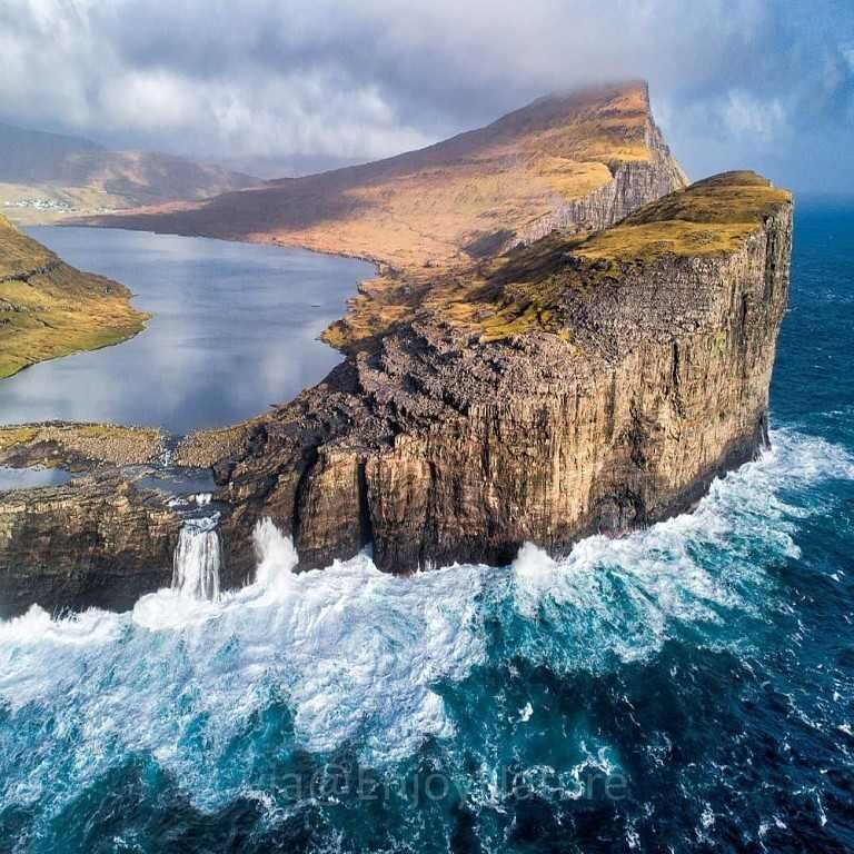 Кому принадлежат фарерские острова. Фарерские острова озеро Сорвагсватн. Исландия Фарерские острова. Фарерские острова скалы Вестмана.