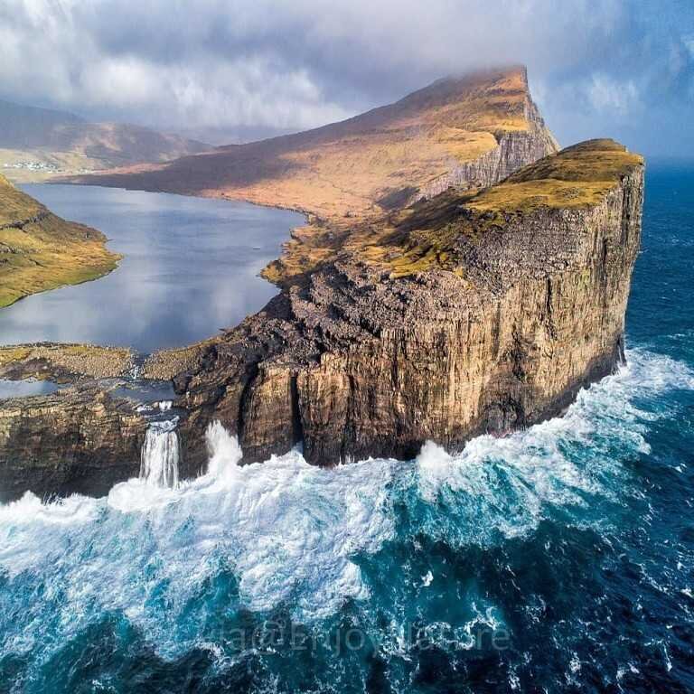 Faroe islands. Фарерские острова озеро Сорвагсватн. Исландия Фарерские острова. Фарерские острова водопад.