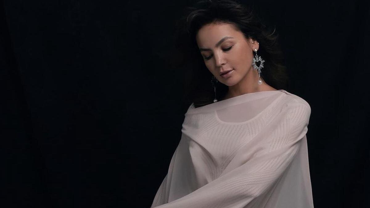 мужчина и женщина в поле бегут. вселенная души. между нами нами. противостояние огня и воды. парень и девушка в поле.