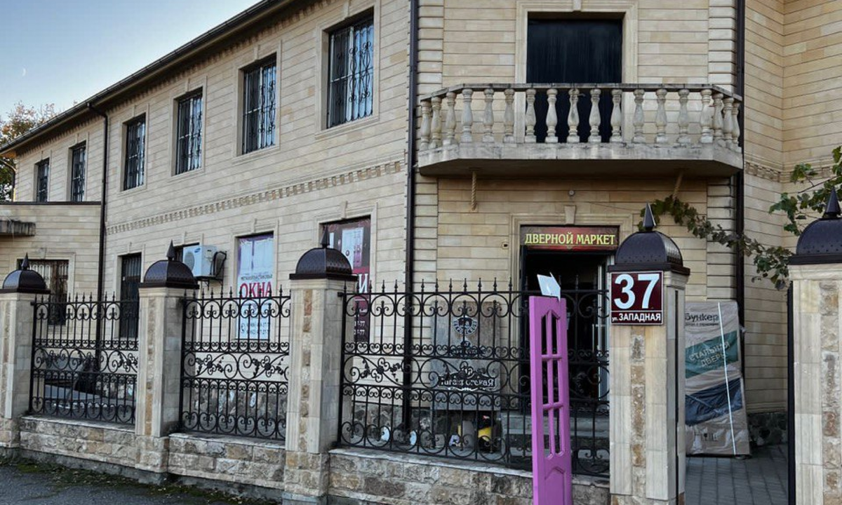 Вход в магазин дверей в Майкопе