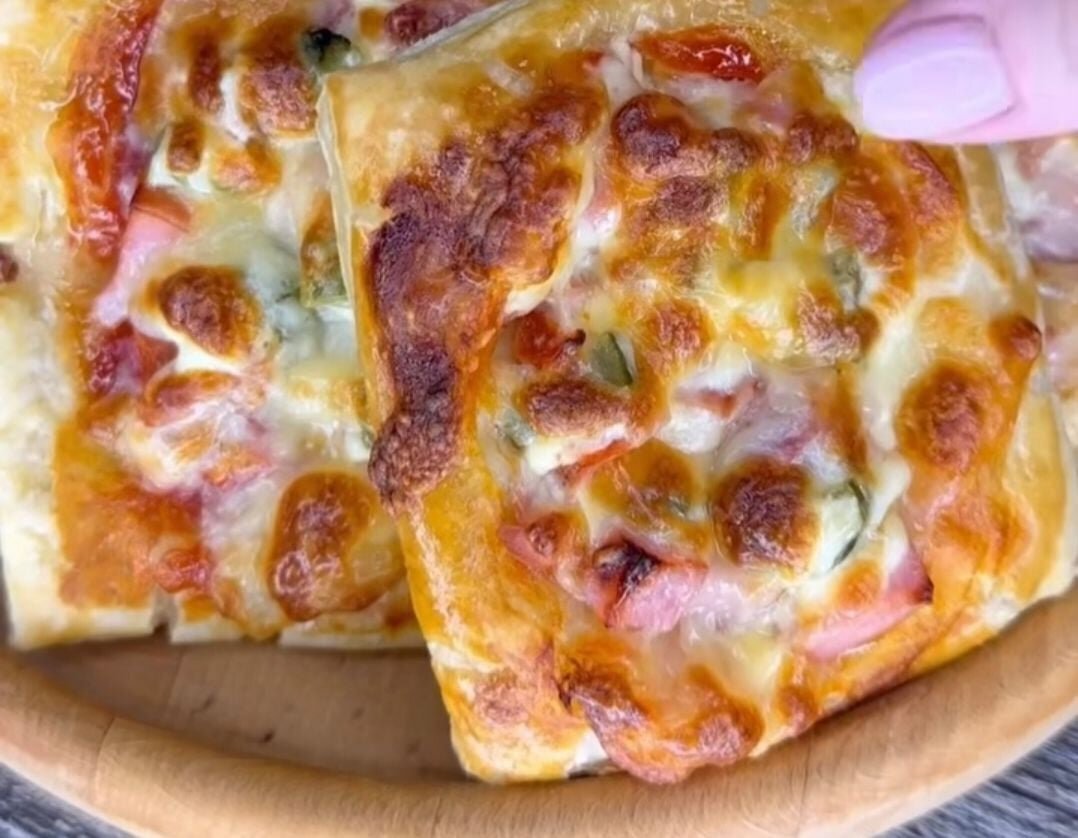 сметанный пирог schmandkuchen. сметанный пирог фото. манник на сметане. пицца на сковороде. вкусная пицца на сковороде.