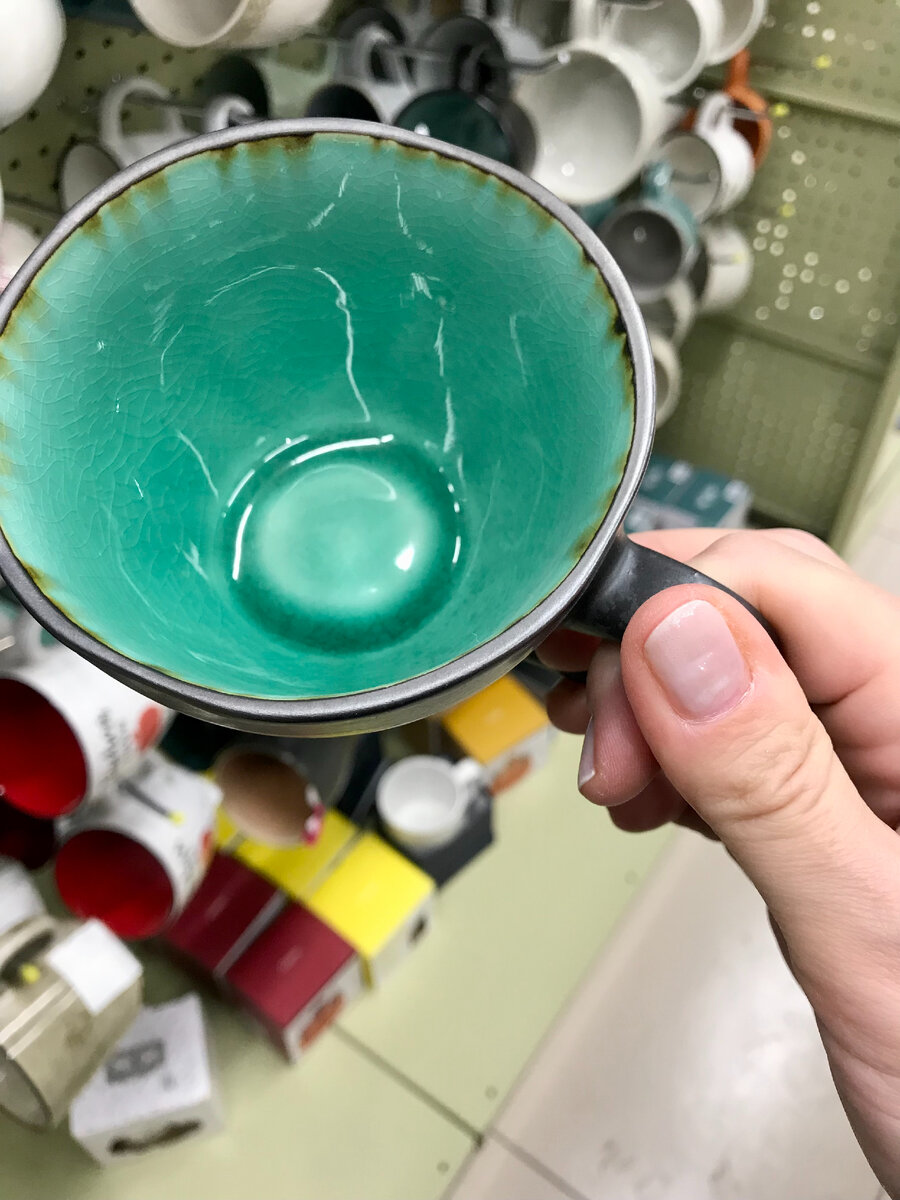 Три чашки и четыре блюдца весят. На столе стоят блюдца и чашки. Чашка арабия. Чашка с блюдцем на салфетке. Чашка с блюдцем на скатерти.