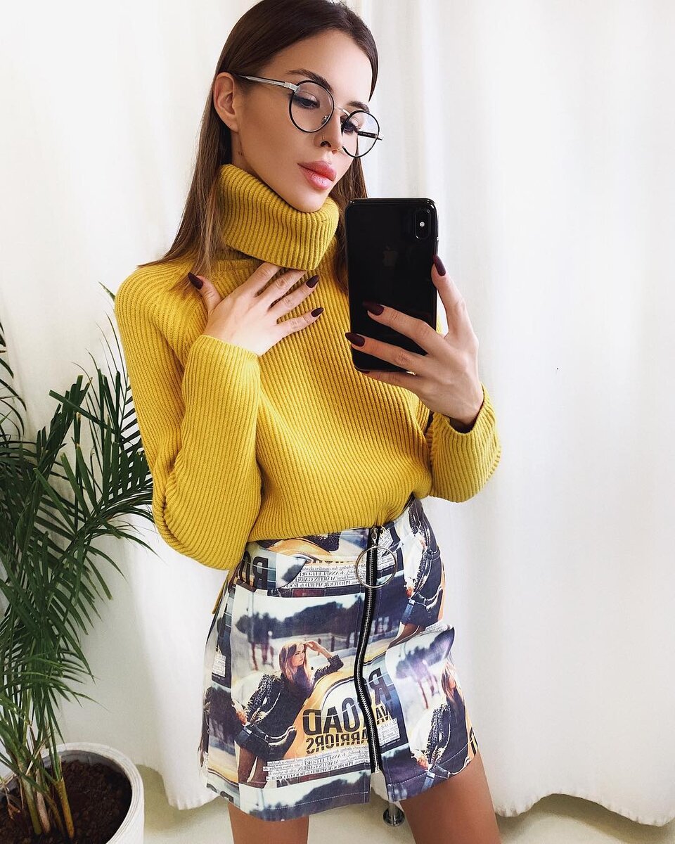 С чем носить желтый свитер девушке: варианты сочетания с другими элементами одежды