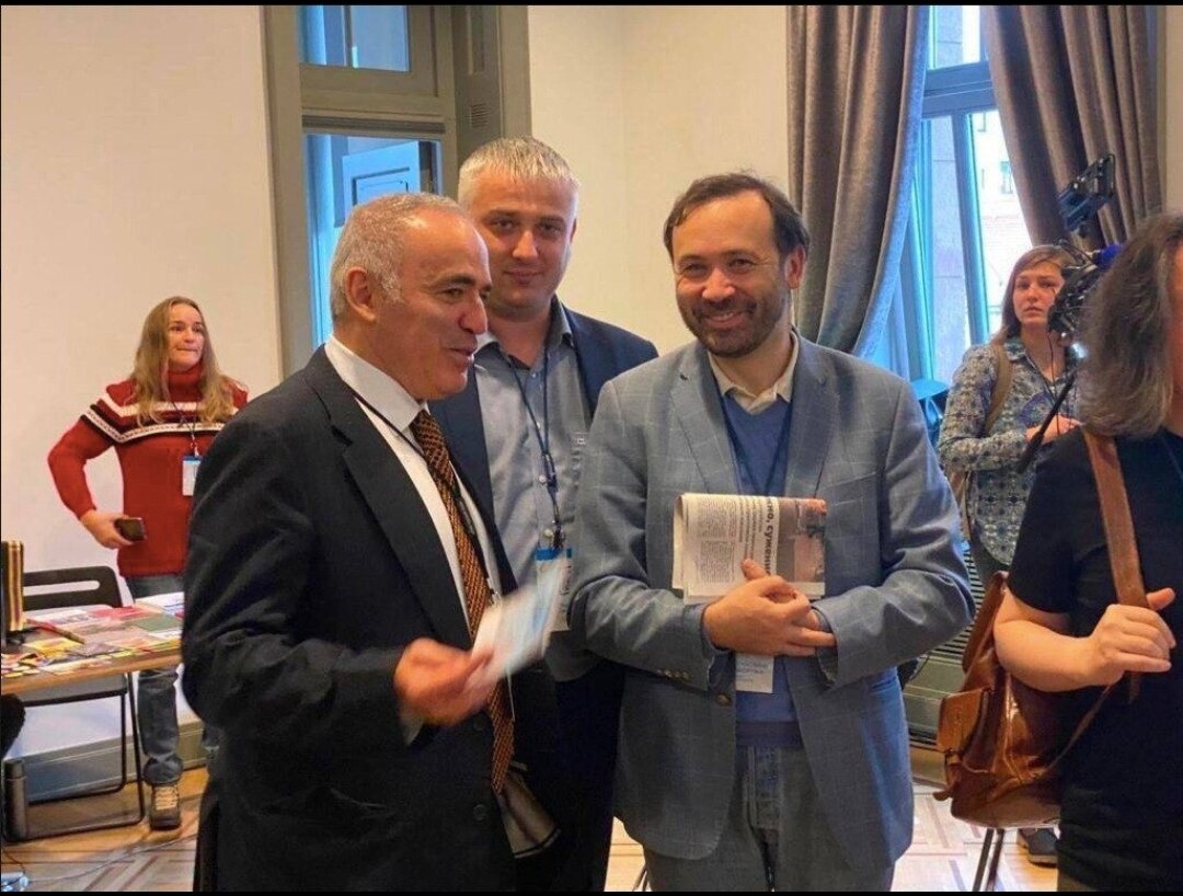 Николай Степанов в центре на антироссийском форуме "Свободная Россия" в Вильнюсе. Слева от Степанова эмиссар Запада, гражданин США признанный иноагентом Гарри Каспаров, справа, террорист,экстремист и русофоб Илья Пономарев