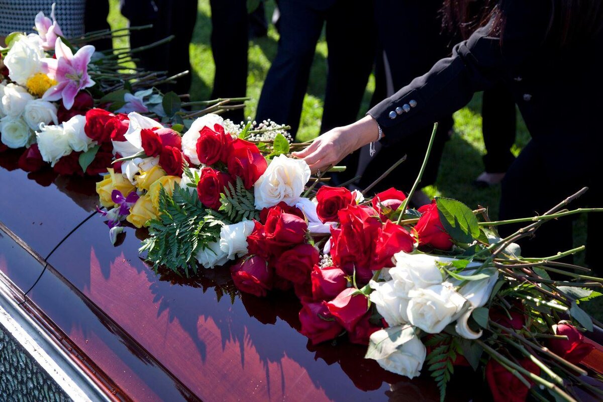 Как приходить на похороны. Цветы на похороны. Цветы на гроб. Букет цветов на похороны мужчине. Гроб с цветами.