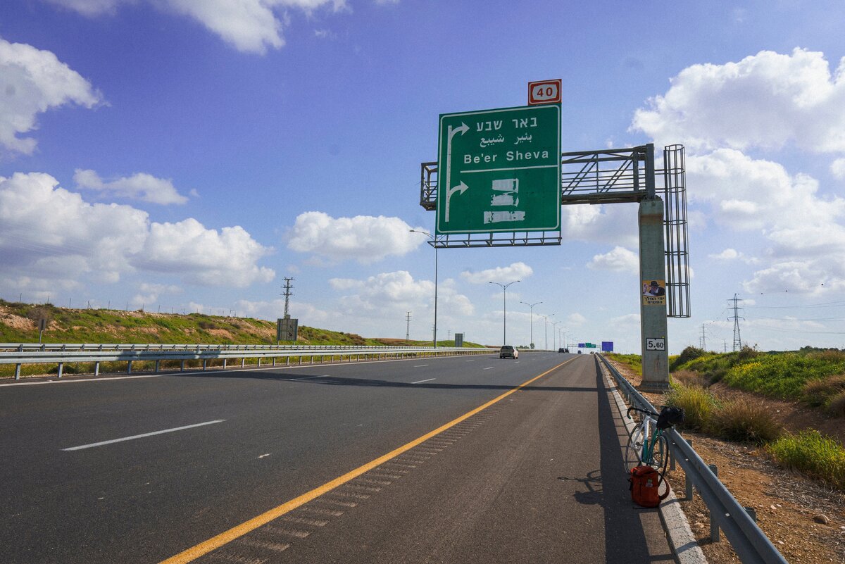 Через нее. Фильмы для парочек. Неоновый закат живые обои. О чем говорят мужчины бабушку через дорогу. Фильм если я останусь 2014г.