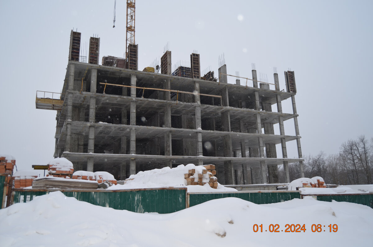 Кирпичная башня с часами. Часы в авиационном стиле. Здание башня с часами. Фасад здания с часами. Часы настенные строительные.