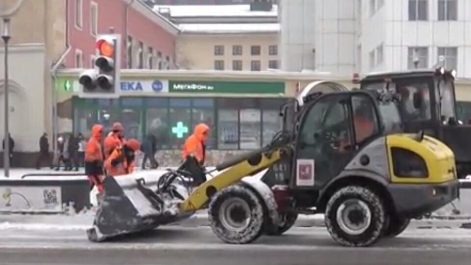 Сильнейшее падение. Даже самые сильные падают. Сильные цитаты. Человек поскользнулся и падает. Неймар симулянт.