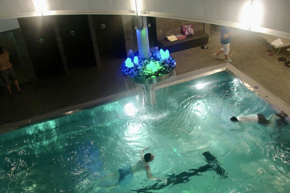 Школа анастасии давыдовой. Секция плавания для детей. Где в бассейне. Бассейн атлант на талалихина. Огромный бассейн.