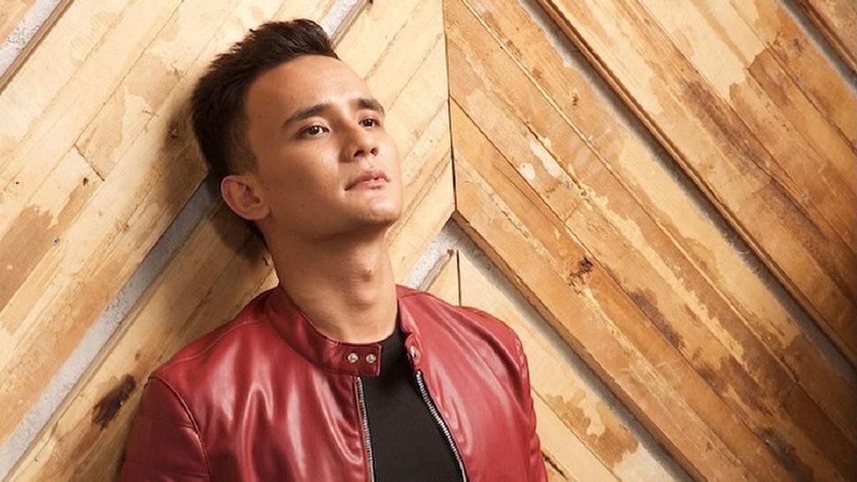 песня бурумбаев расскажи. бурумбай певец.