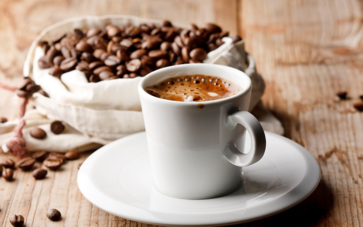Для многих людей чашка кофе – это такая же часть утреннего ритуала, как чистка зубов и заправка постели. Но даже если вы не пьете кофе, вы скорее всего так или иначе употребляете кофеин в своей жизни.
