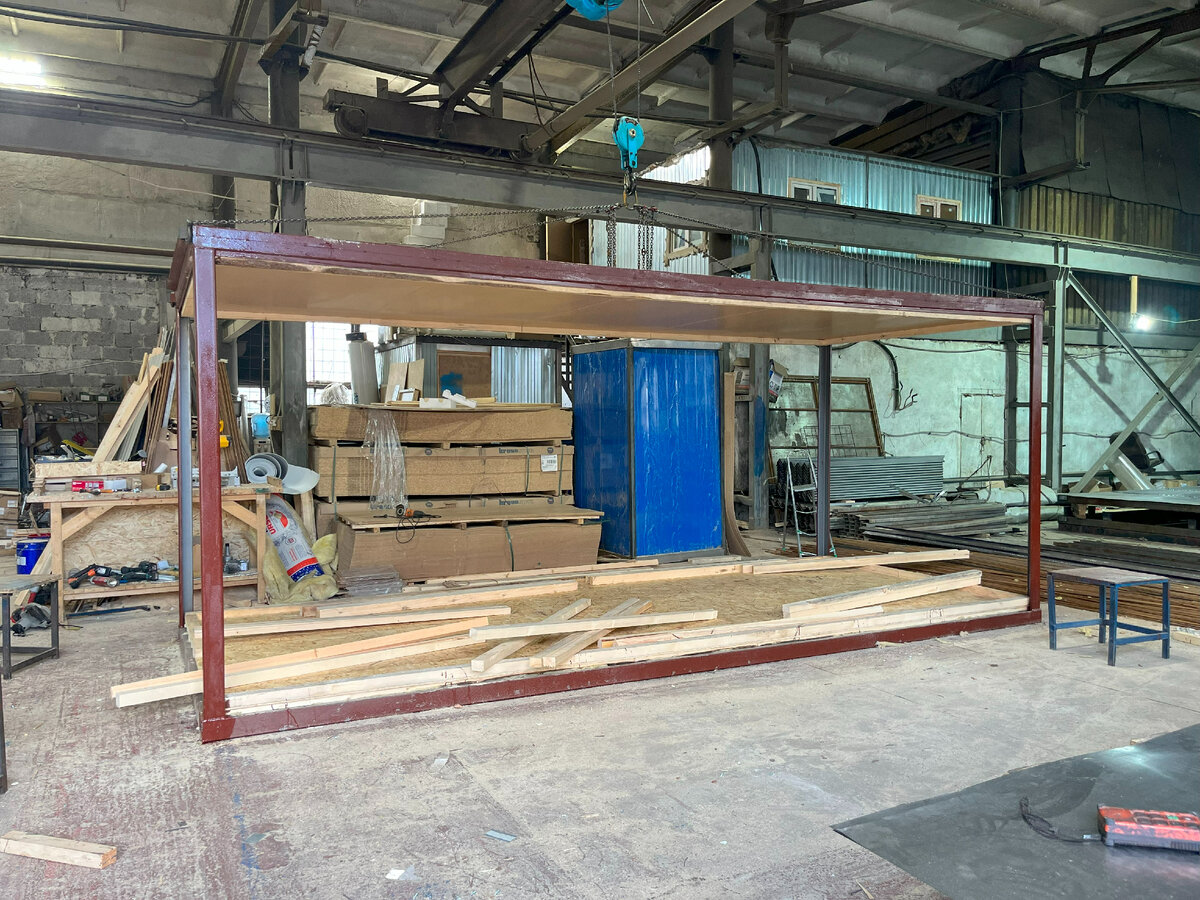 Усиленный стальной каркас: швеллер 100*50 мм, уголок 20*90*90*20 мм.