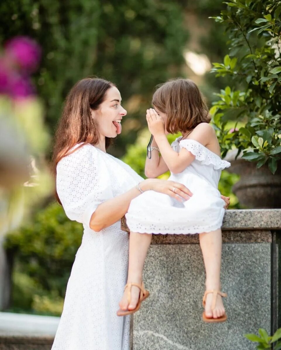 Воспитание ребенка. Воспитание ребенка. Мать с ребенком. Ребенок кричит. Девочка с мамой.