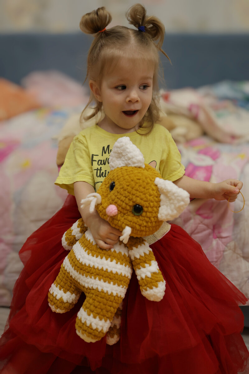 Демонстрирует вязанного мной котика