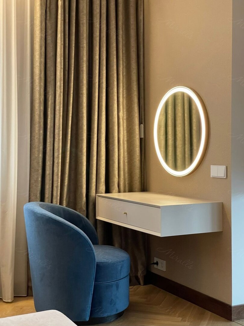 Зеркало Medea Plus в интерьере спальни.