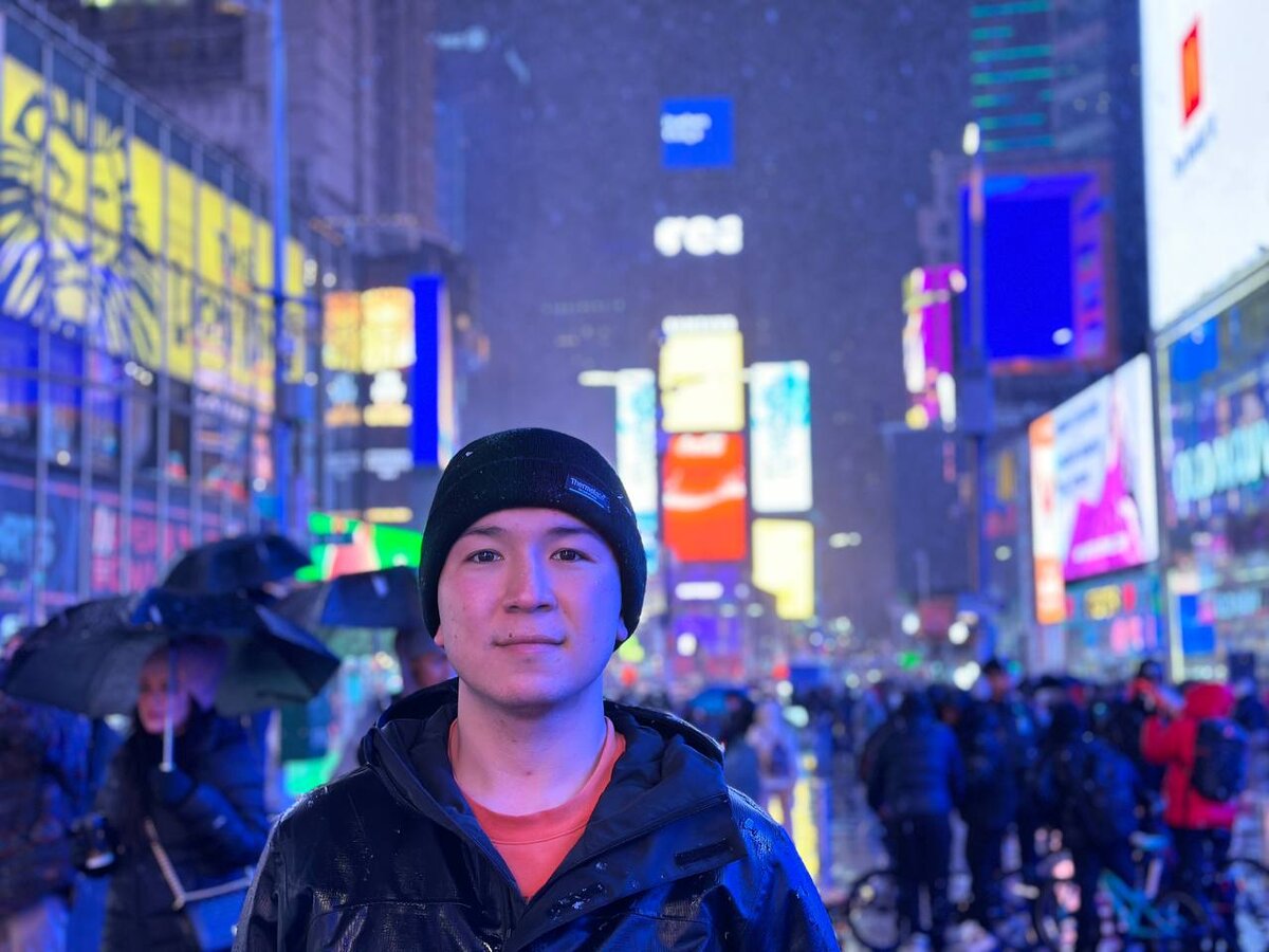 Это я в Америке, в Нью Йорке, на площади