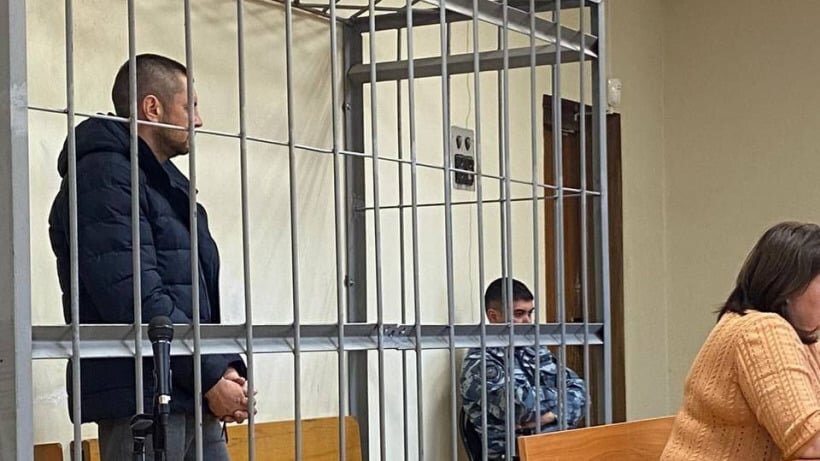 осужденный за решеткой. осужден. осуждение судом. осужденные за кражу. суд решетка.