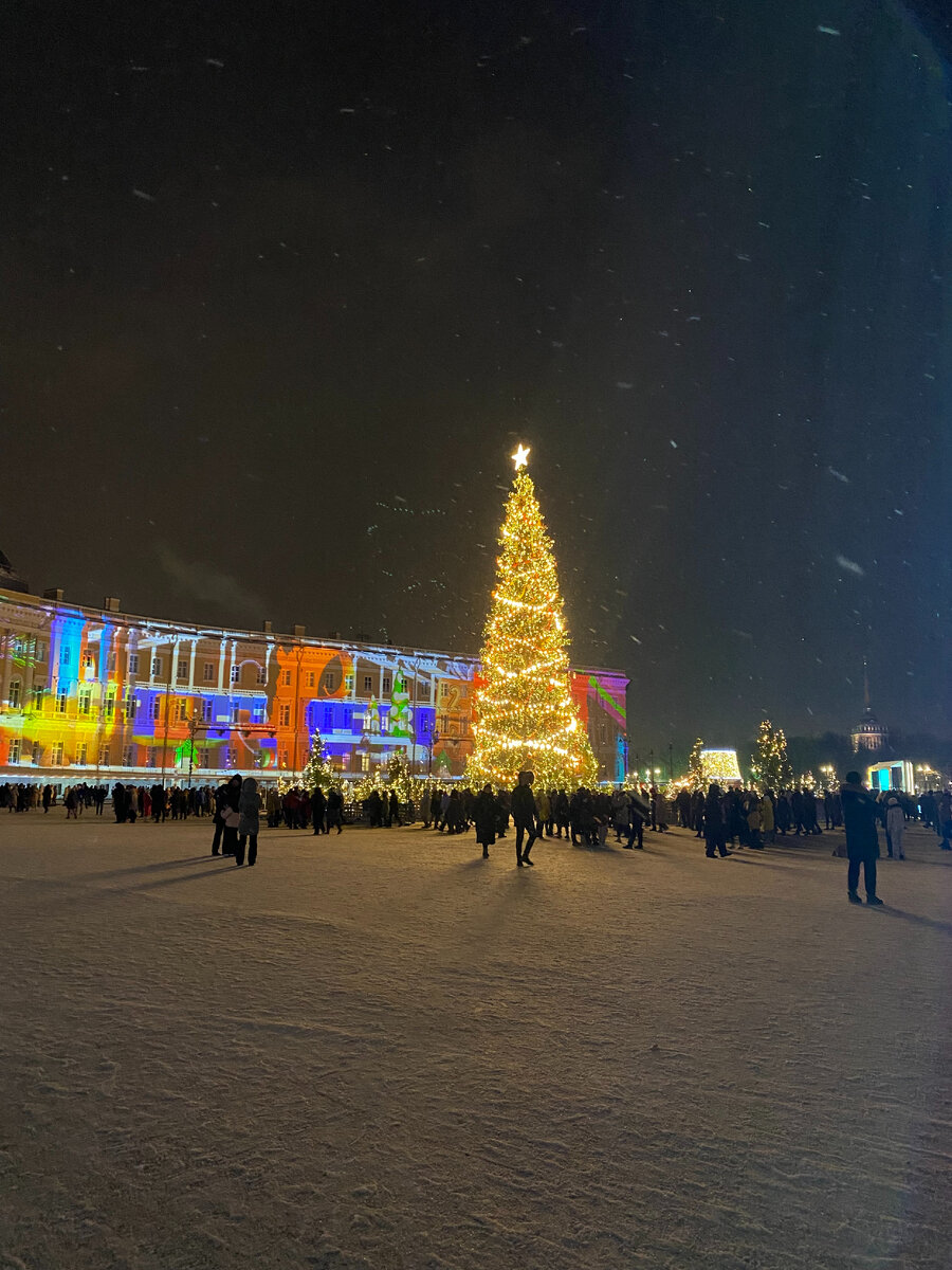 Ёлка на дворцовой площади в санкт-петербурге 2021. Сцена на дворцовой площади. Новый год в питере. Праздники в спб. Дворцовая площадь новый год.
