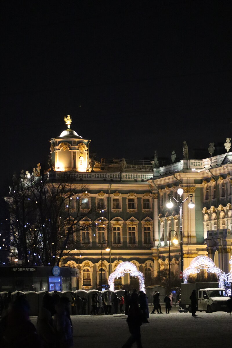Дворцовая площадь в санкт петербурге елка 2024. Елка в питере 2022 на дворцовой площади. Ёлка на дворцовой площади в санкт-петербурге 2022. Дворцовая площадь елка 2022. Дворцовая площадь в санкт-петербурге 2023.
