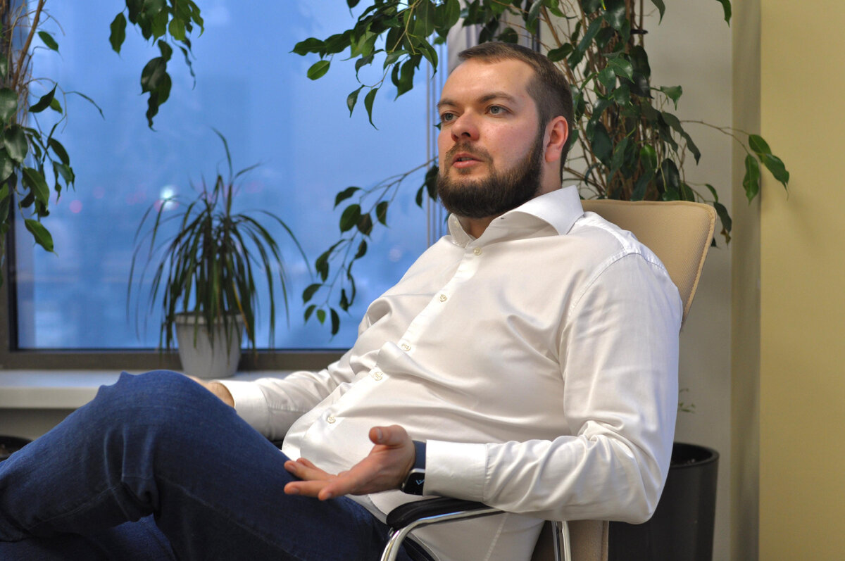 Интервью 4. Интервью 4. Майкл шин артур. Влад бумага а4 у урганта. Дмитрий исупов серпухов.