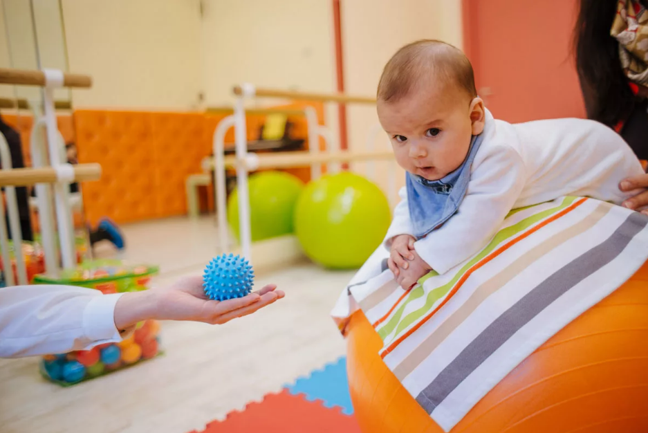 Массаж шариками-ежиками, упражнения на шаре и т.д. - ежедневный минимум при таких задержках. 