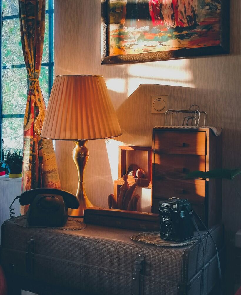 Лампа на столе в виде чемодана