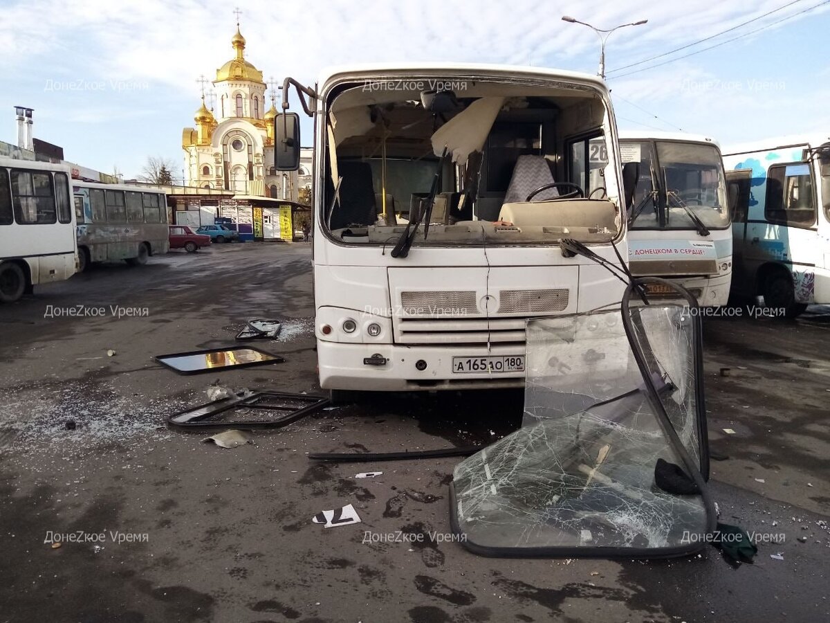Сегодня около двух часов дня водителя автобуса № 70 в Донецке атаковал вражеский беспилотник. Маршрутное такси в это время находилось на площади Привокзальной в Киевском районе Донецка.