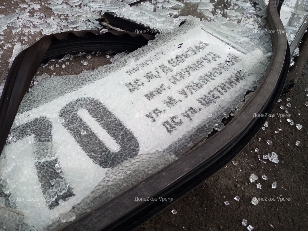 испуганный водитель. в водителя автобуса залетела монтировка. девушка кричит в машине. вождение автомобиля. головы шоферов.